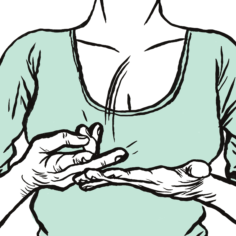 Devant le buste de la jeune femme les mains signent. A droite, la main est positionnée paume vers le ciel. Sur celle-ci, les doigts de l’autre main, en partie repliés, forment un V.