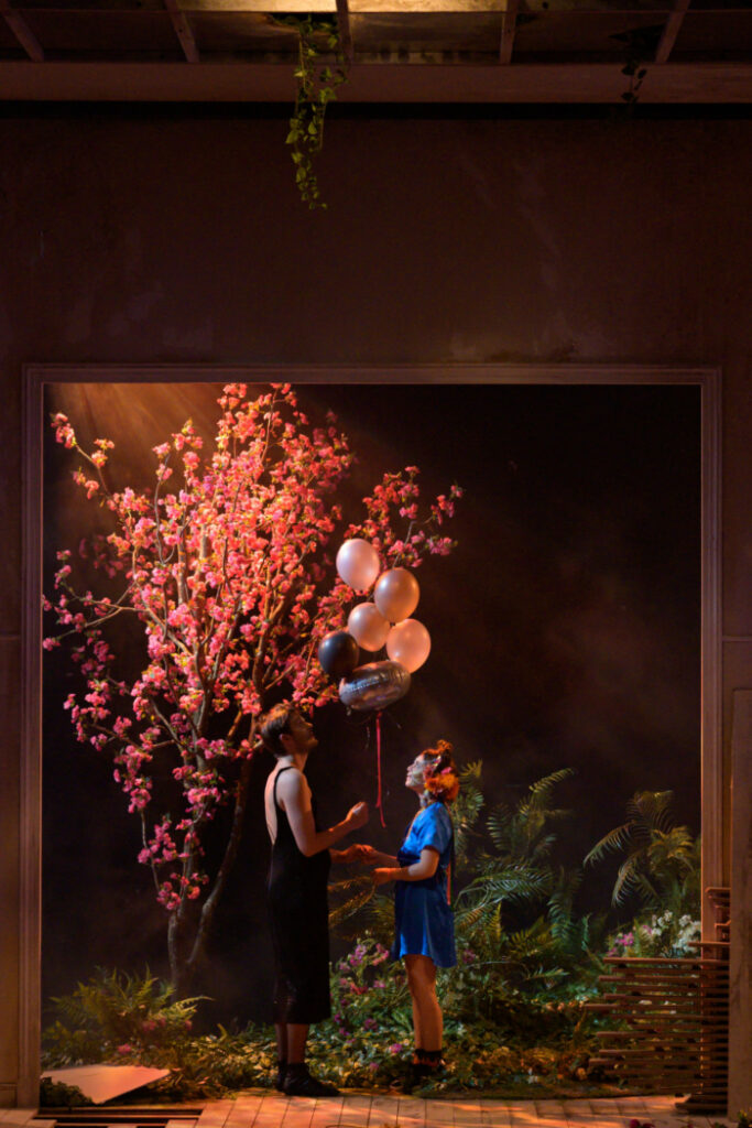 un homme et une femme près d'un cerisier sur une scène